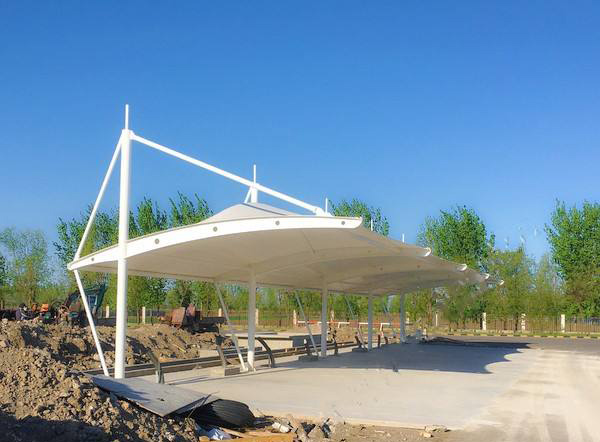 北京膜結(jié)構(gòu)公司的膜結(jié)構(gòu)車棚擁有的優(yōu)勢(shì)